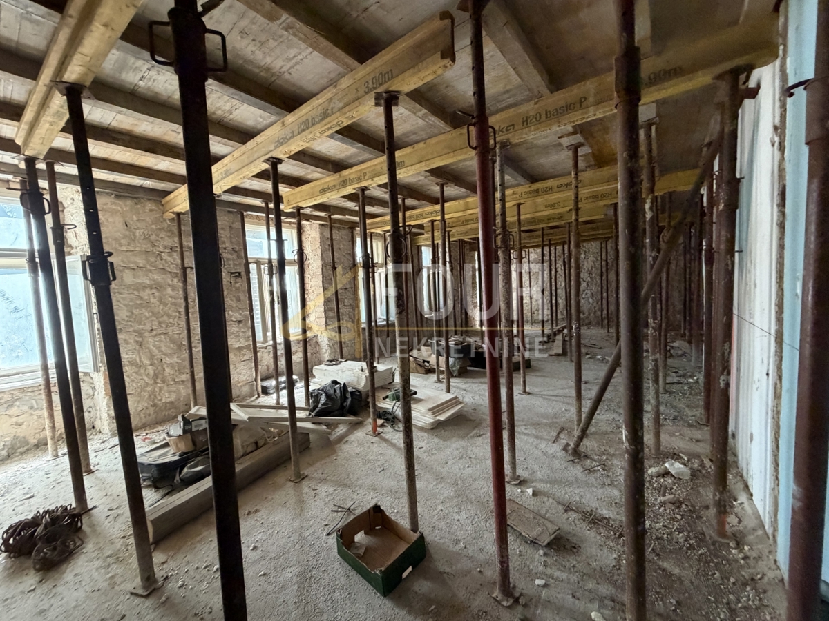 Istra, Pula, 166m2, dvije etaže u roh bau izdanju