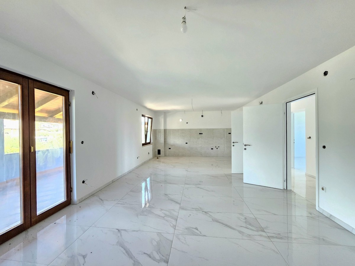 Poreč, renovirano stanovanje 82 m² z velikim vrtom blizu morja