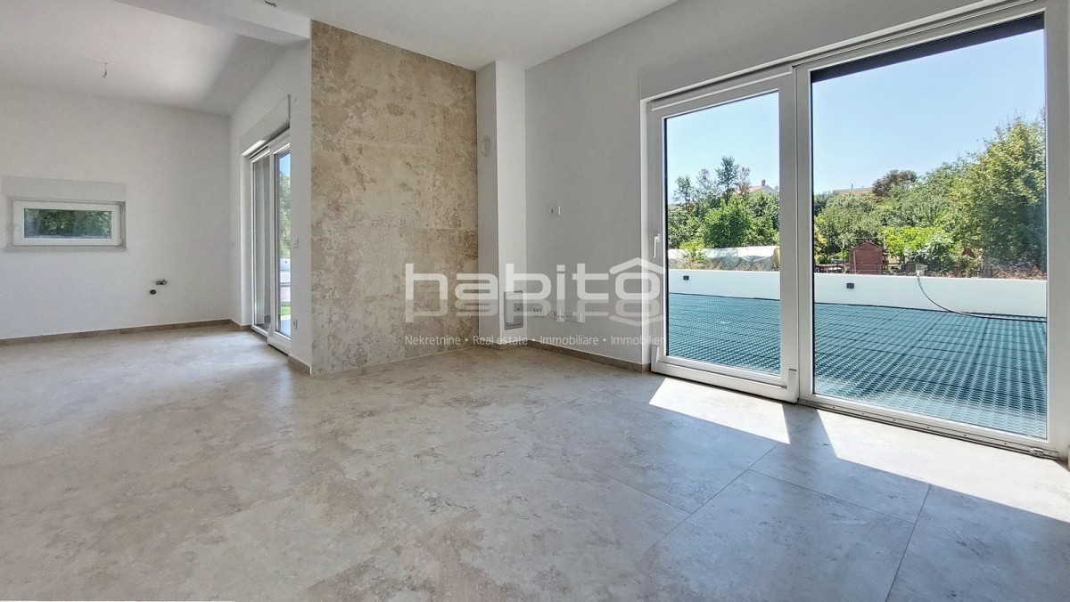 Istra, Poreč, novi stan površine 76 m2 s vrtom, 2 parkinga