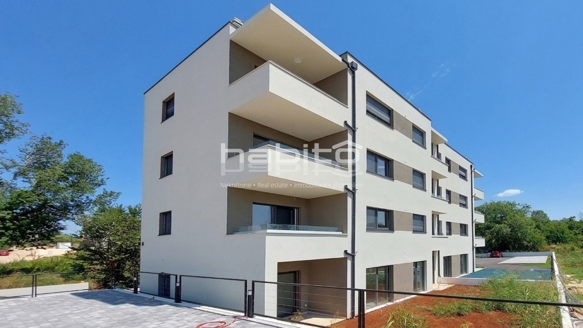Poreč - novi stan od 88 m2 s vrtom, 2 parkinga