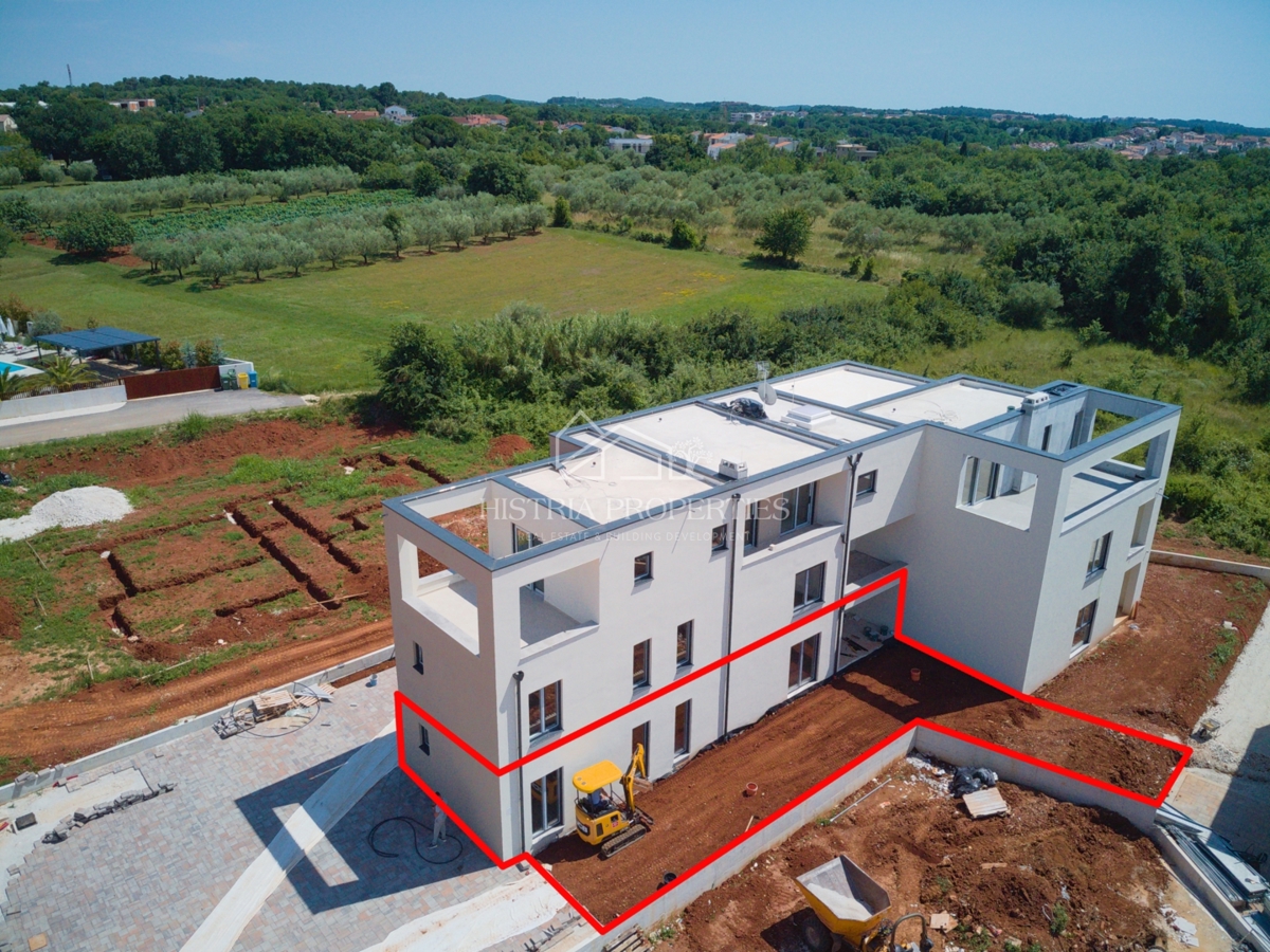 Komforan stan u prizemlju novogradnje sa 110m2 vrta, udaljen 900m od plaže