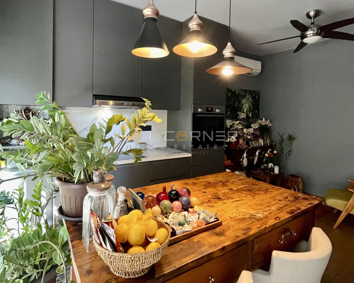 A vibrant renovated apartment in the green heart of Pula