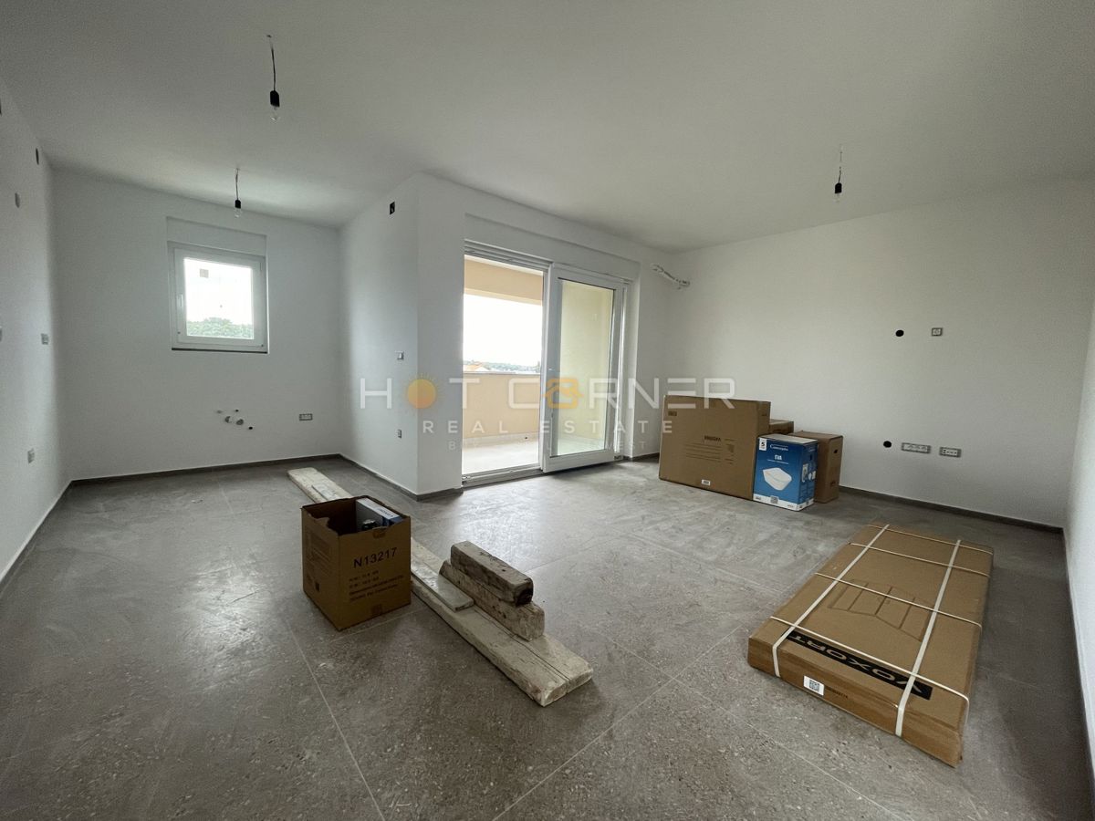 NOVOGRADNJA - Valdebek, Pula, stan sa velikom terasom