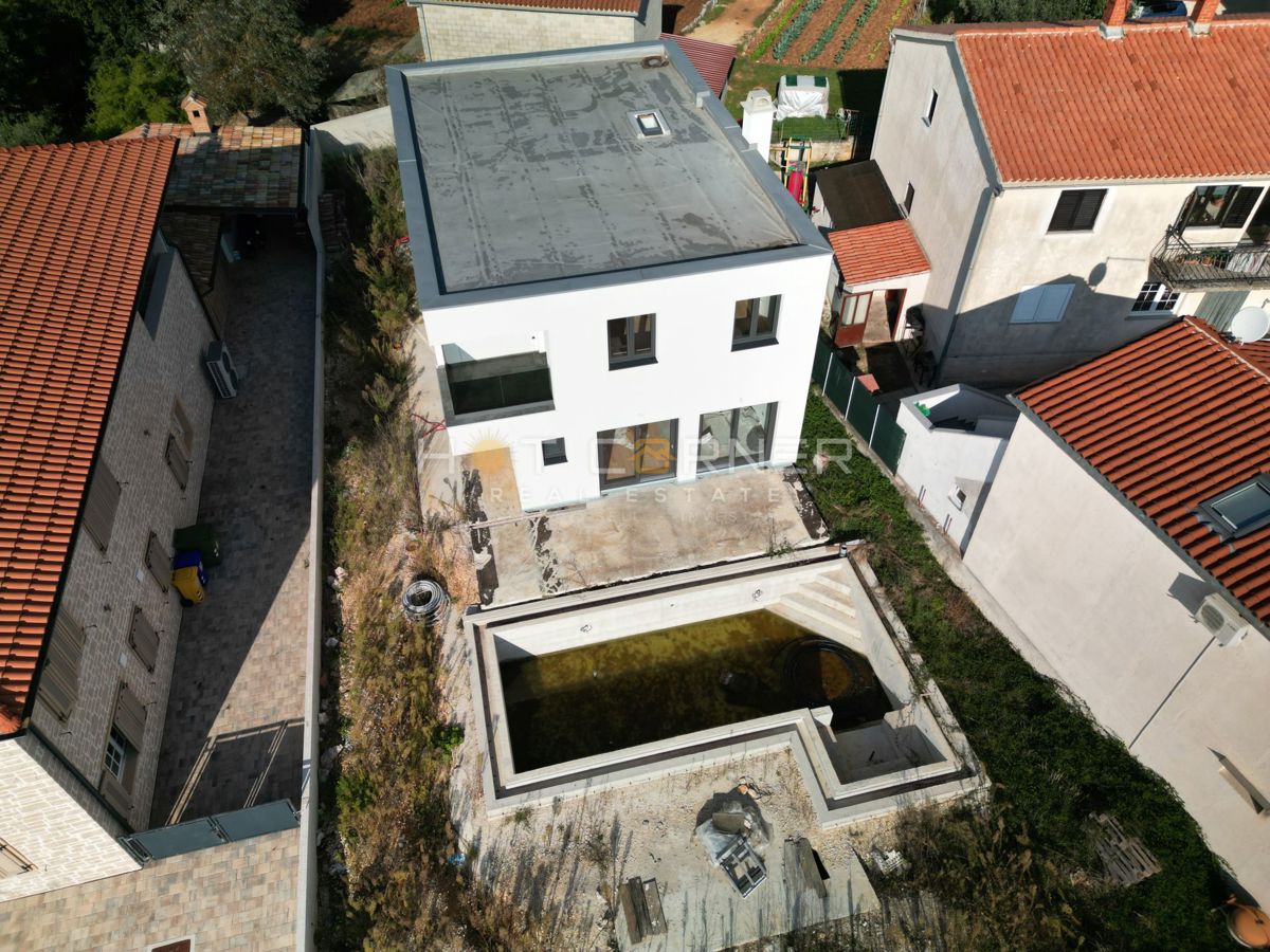 Vila v idilični vasici blizu Rovinja – redka priložnost za vrhunski življenjski slog – 2