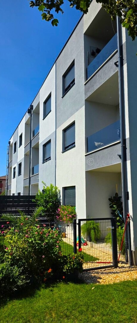 NOVOGRADNJA! 50 m2 , 2 SPAVAĆE SOBE ,PARKING , SAMO 3 STANA U ZGRADI!
