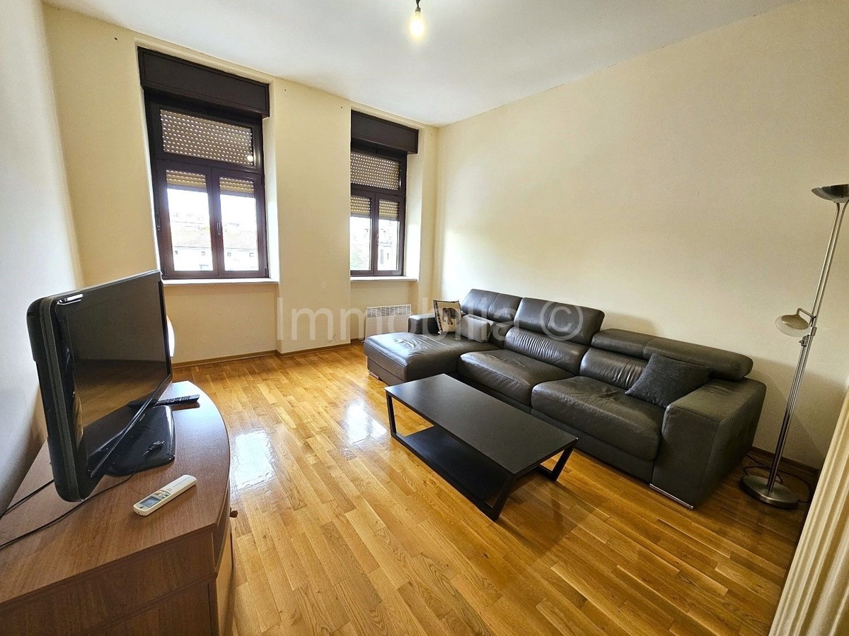 ODLIČAN STAN 54 m2 ,1.KAT , 2 SPAVAĆE SOBE , ADAPTIRAN , CENTAR PULE