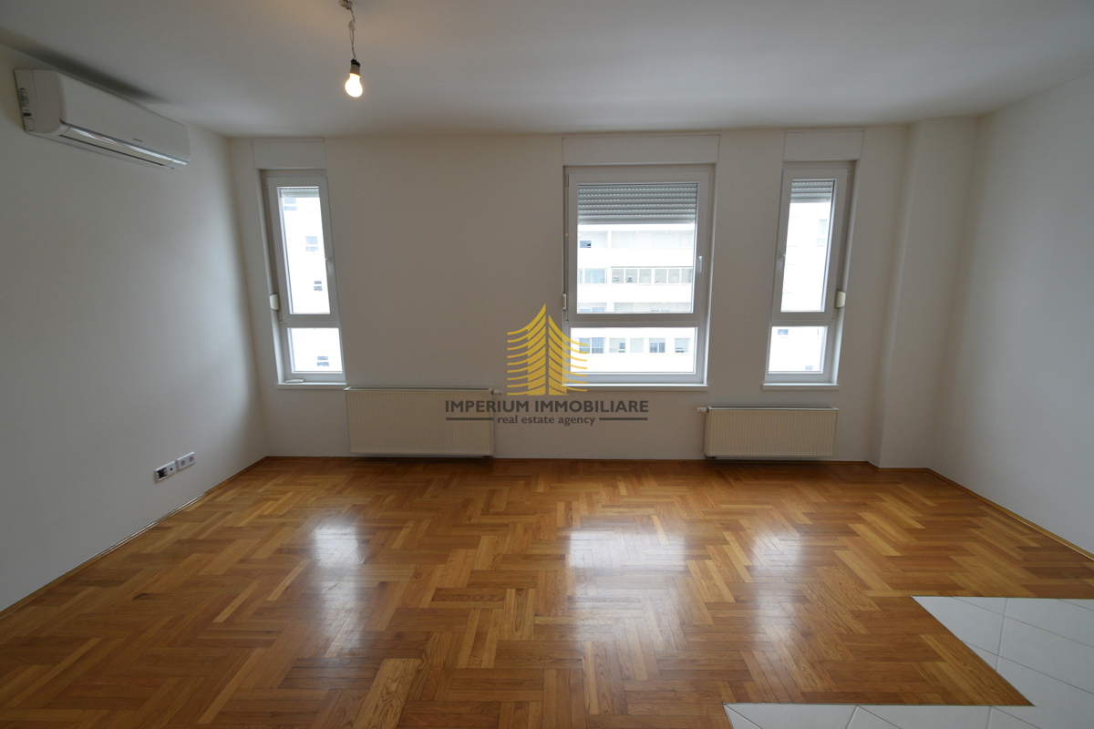 Locale commerciale ZAGREB, 800 €