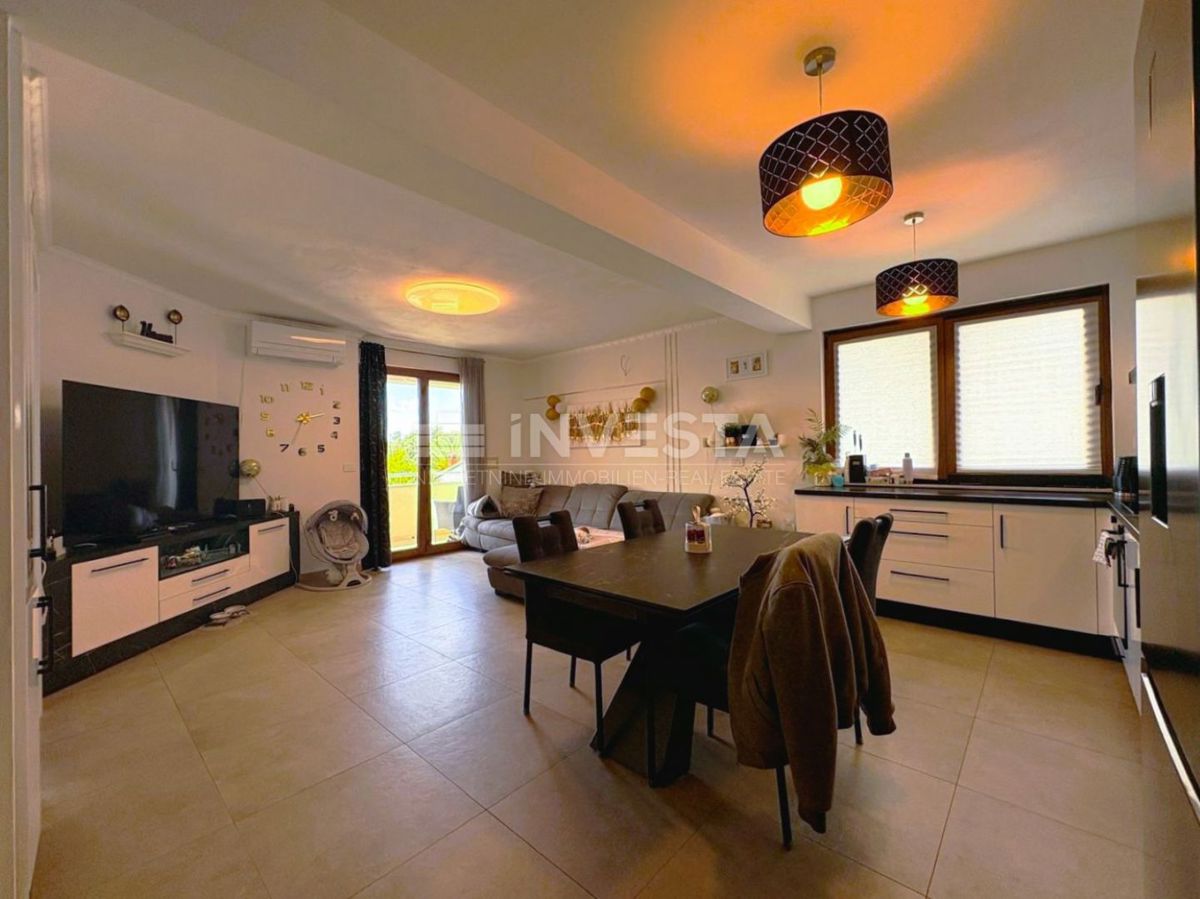 Pula, Veli Vrh, modern apartment with a terrace and sea view