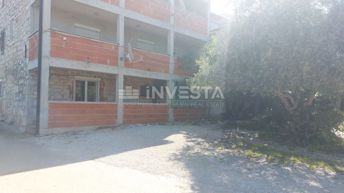 Dvojna kuća sa građevinskim zemljištem