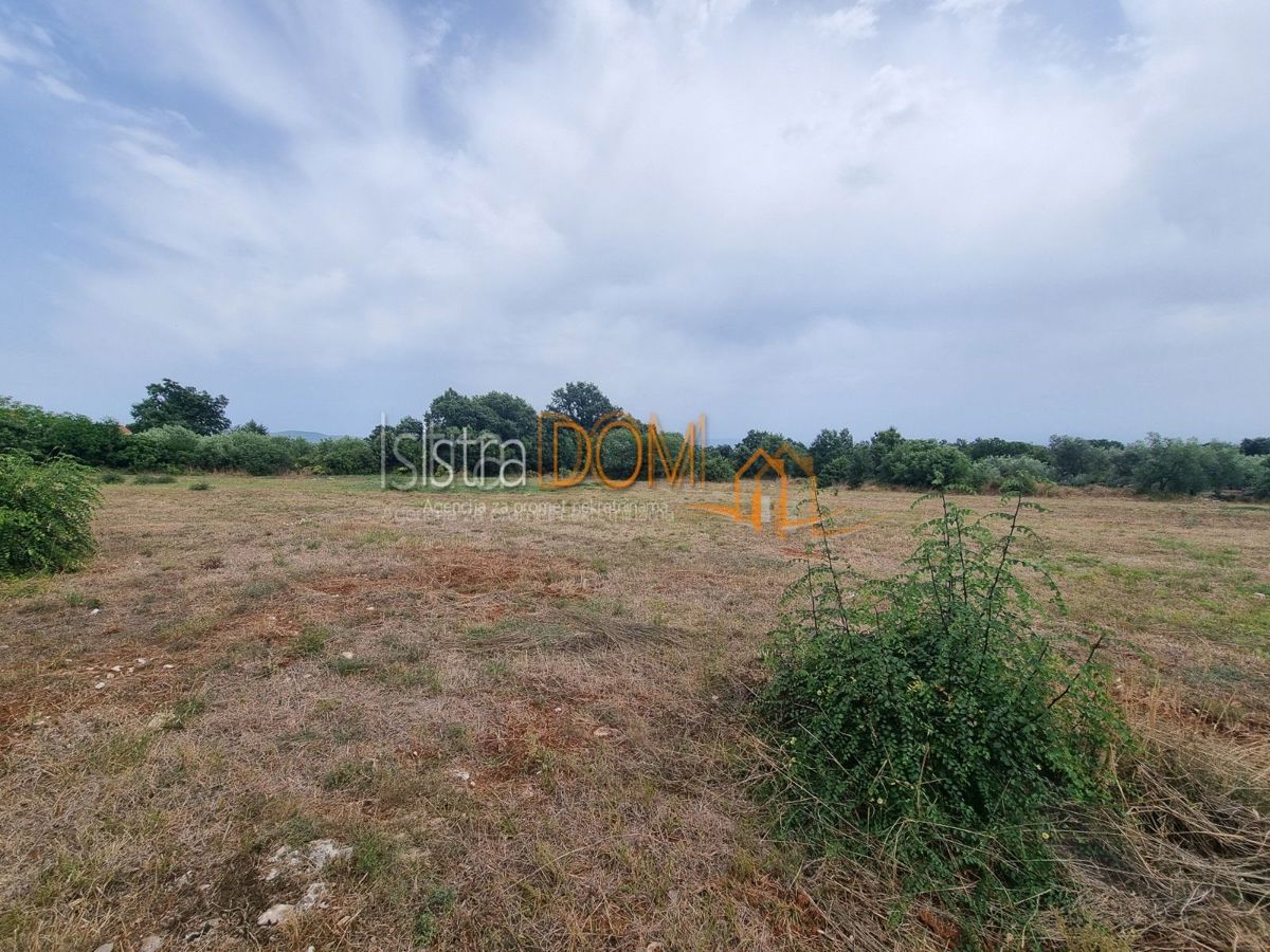Участок MARČANA, 300.000 €
