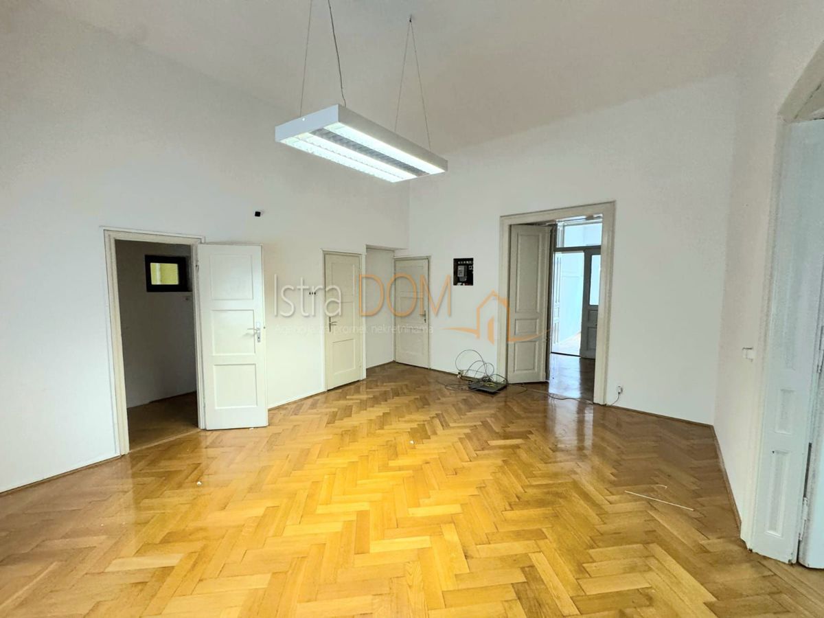 Locale commerciale ZAGREB, 1.600 €