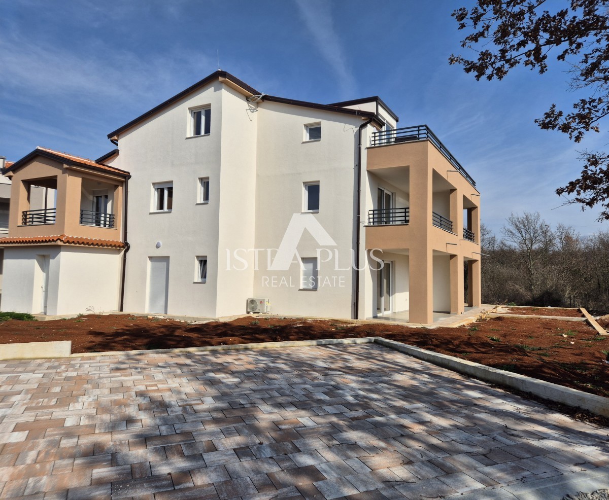 Poreč okolica 8 km , stan u novogradnji - 1kat , 2 spavaće sobe