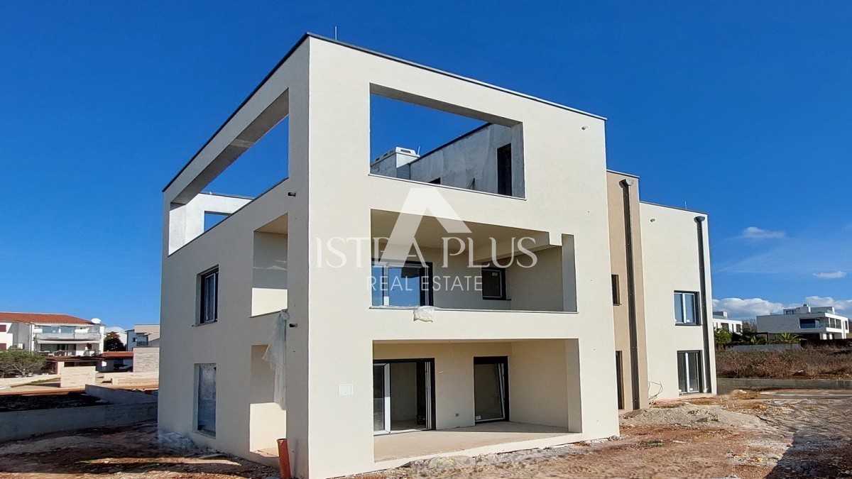 Istra, Poreč, novi stan od 95 m2 s vrtom površine 115 m2, cca 800 m od mora (zračne linije)
