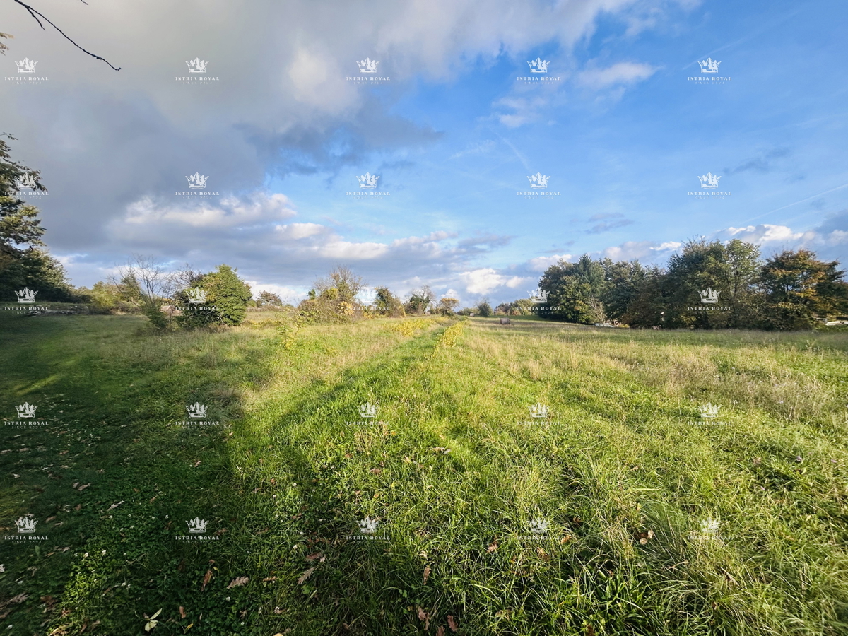 Terreno PAZIN, 440.100 €