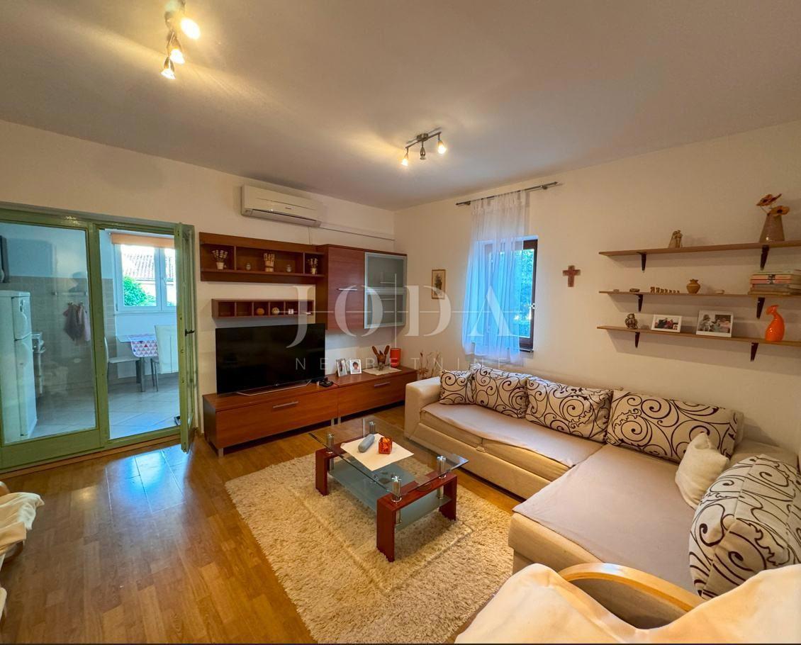 Apartman s velikim vrtom,Novigrad