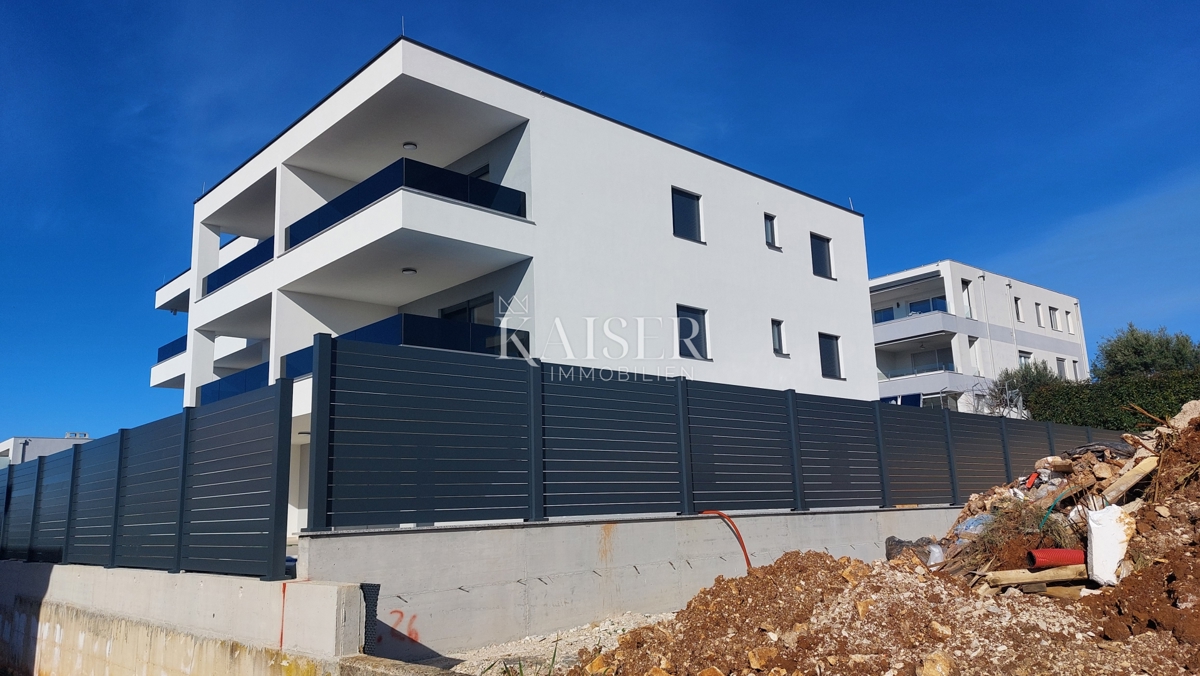 Istra, Novigrad - luksuzno trisobno stanovanje z dnevno sobo, 108 m2, v pritličju, z bazenom
