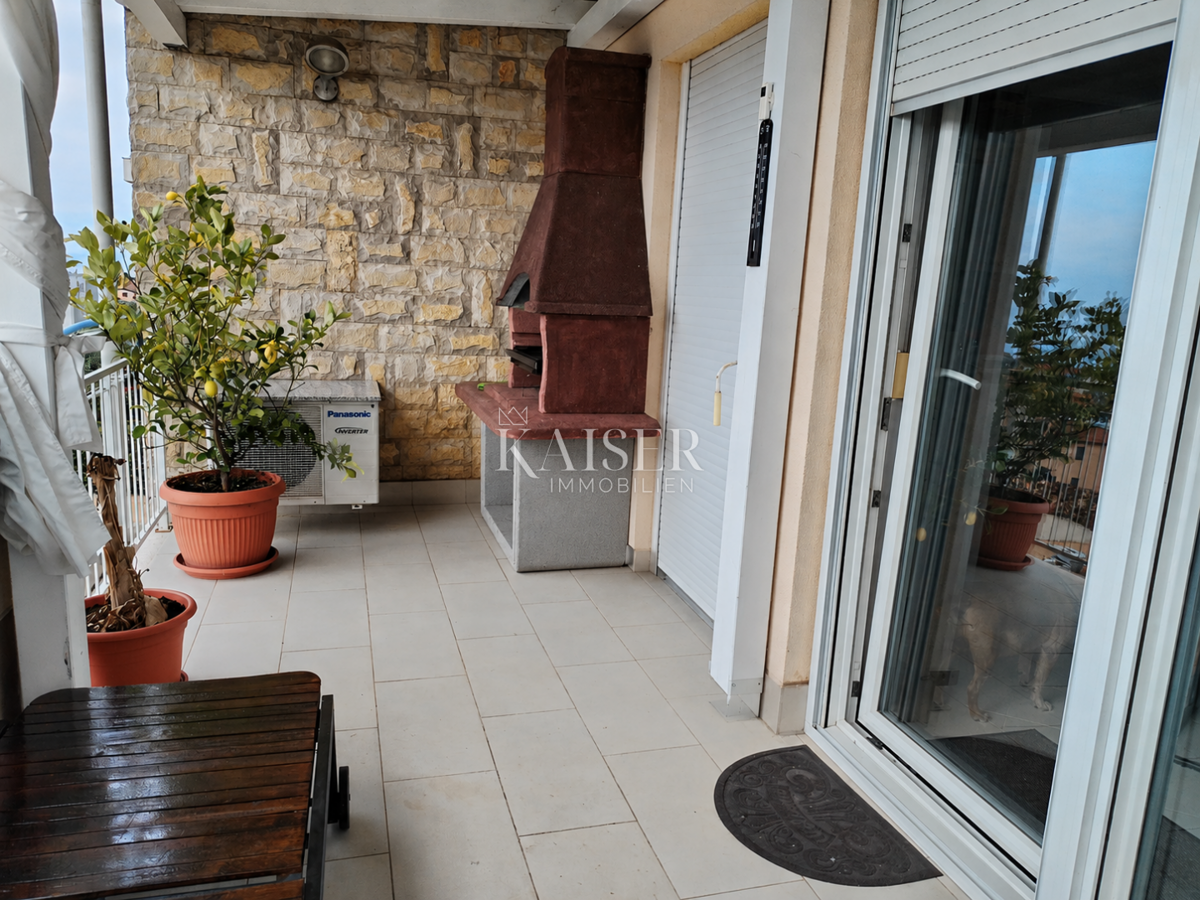 Istra, Novigrad, stanovanje 115m2 z bazenom in pogledom na morje