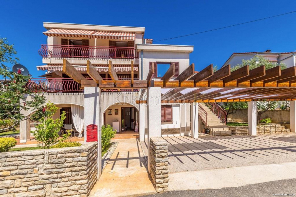 Samostojna hiša s tremi apartmaji in pogledom na morje! – 2