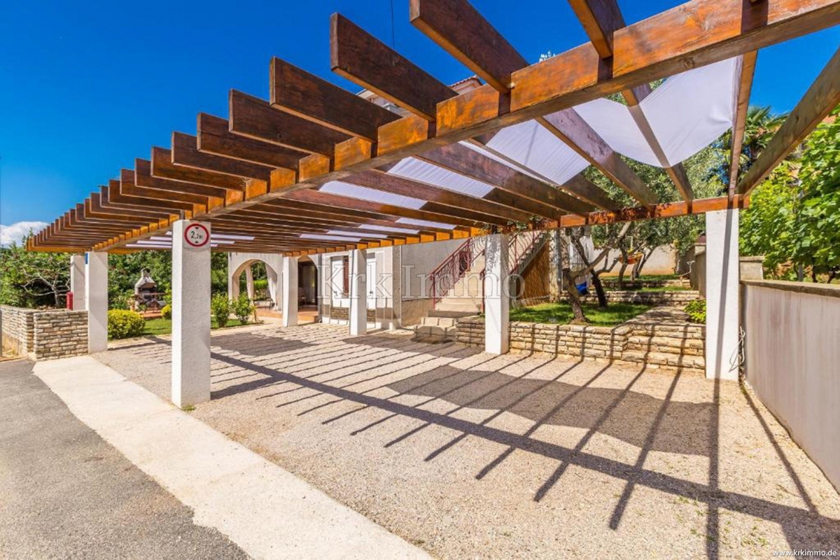 Samostojna hiša s tremi apartmaji in pogledom na morje! – 3