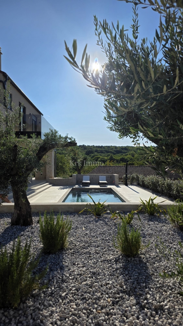 Mediteranska villa s bazenom samo 100 m od plaže! – 2
