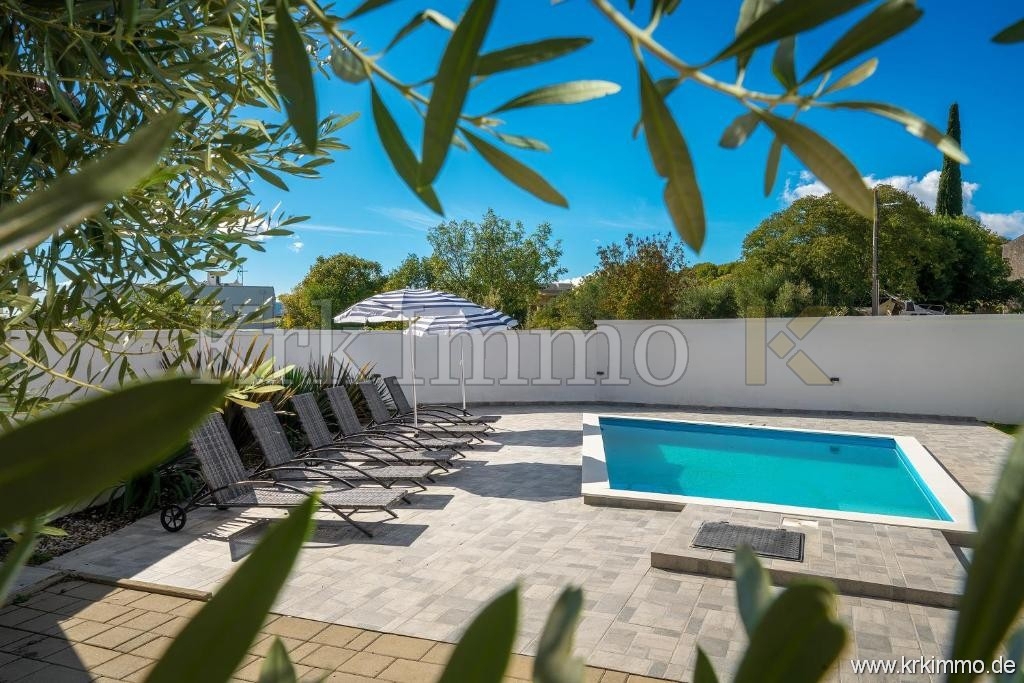 ZU VERKAUFEN: Modernes Haus mit Pool in ruhiger Lage – 2