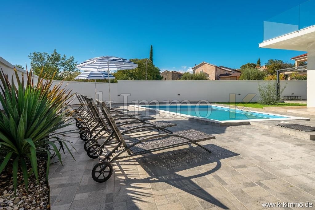ZU VERKAUFEN: Modernes Haus mit Pool in ruhiger Lage – 3