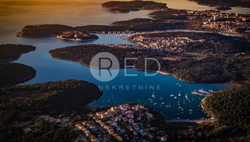 VINKURANSKA VALA - GRAĐEVINSKO ZEMLJIŠTE 1.RED UZ MORE, 773 m2 – 2