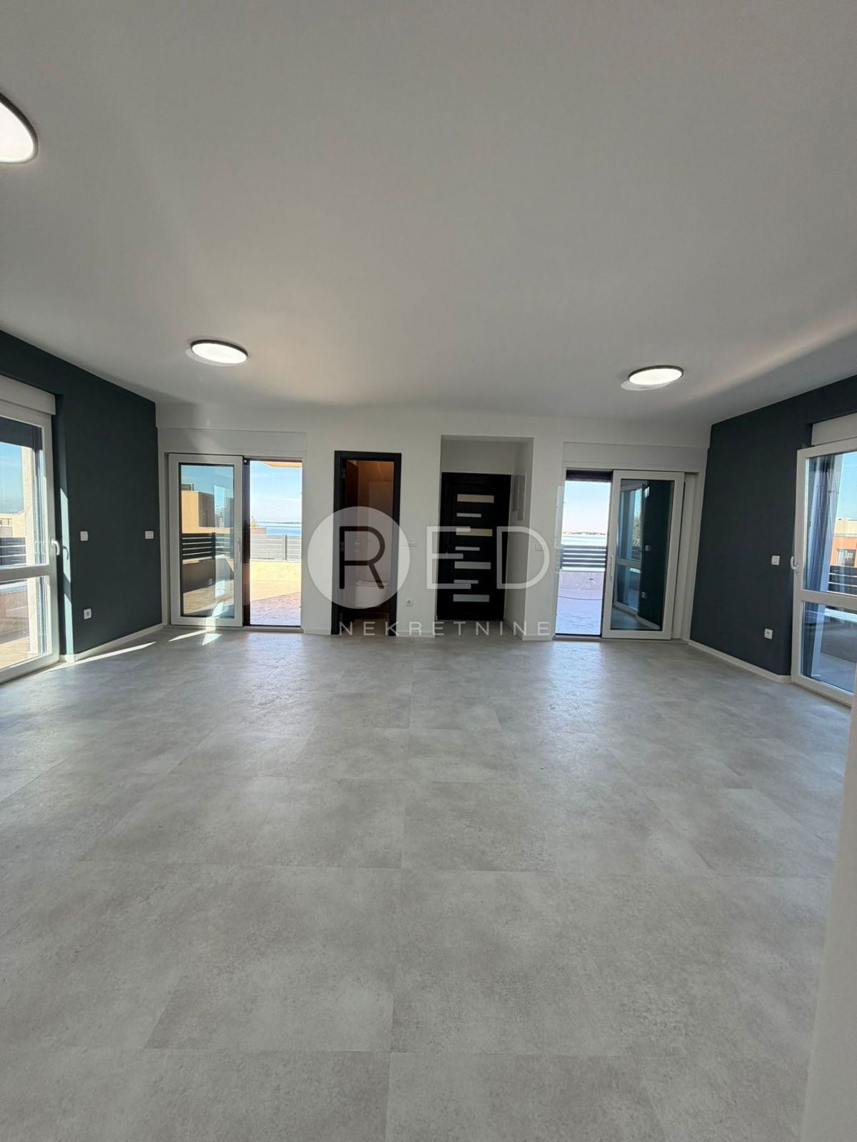 PRIVLAKA PENTHOUSE 2.KAT USELJIVO – 3