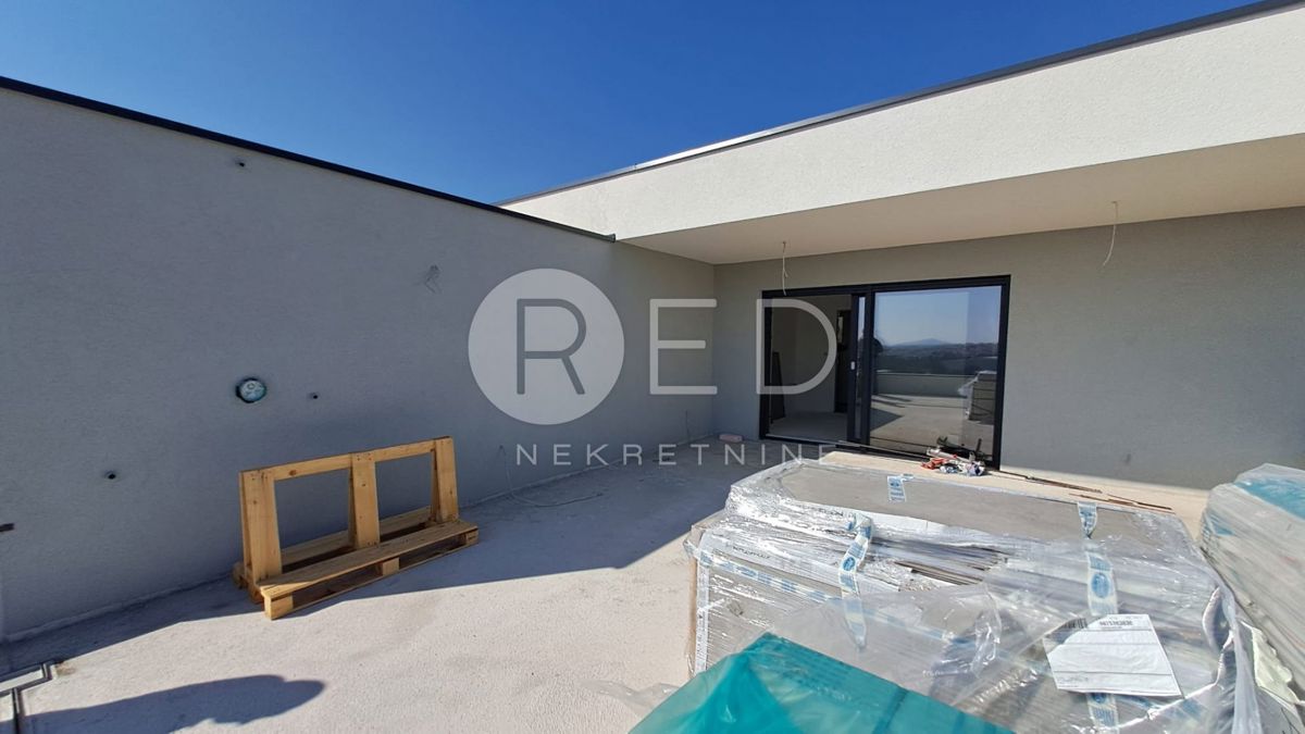 VODICE DVOETAŽNI STAN 99,57m2 USELJIV 6.MJ
