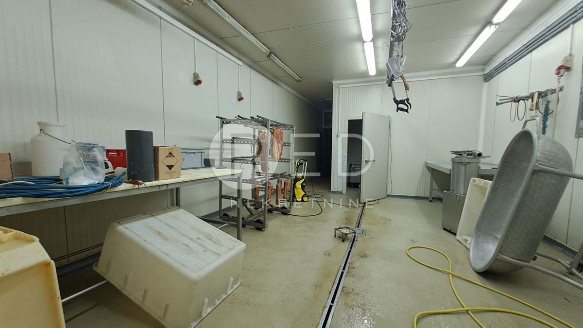 Locale commerciale POŽEGA, 240.000 €