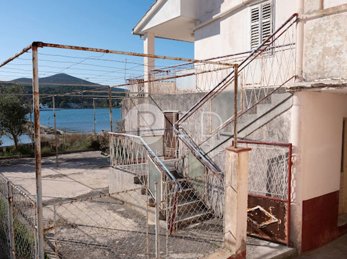 UGLJAN KUĆA S PROJEKTOM PRVI RED DO MORA UZ MARINU – 2