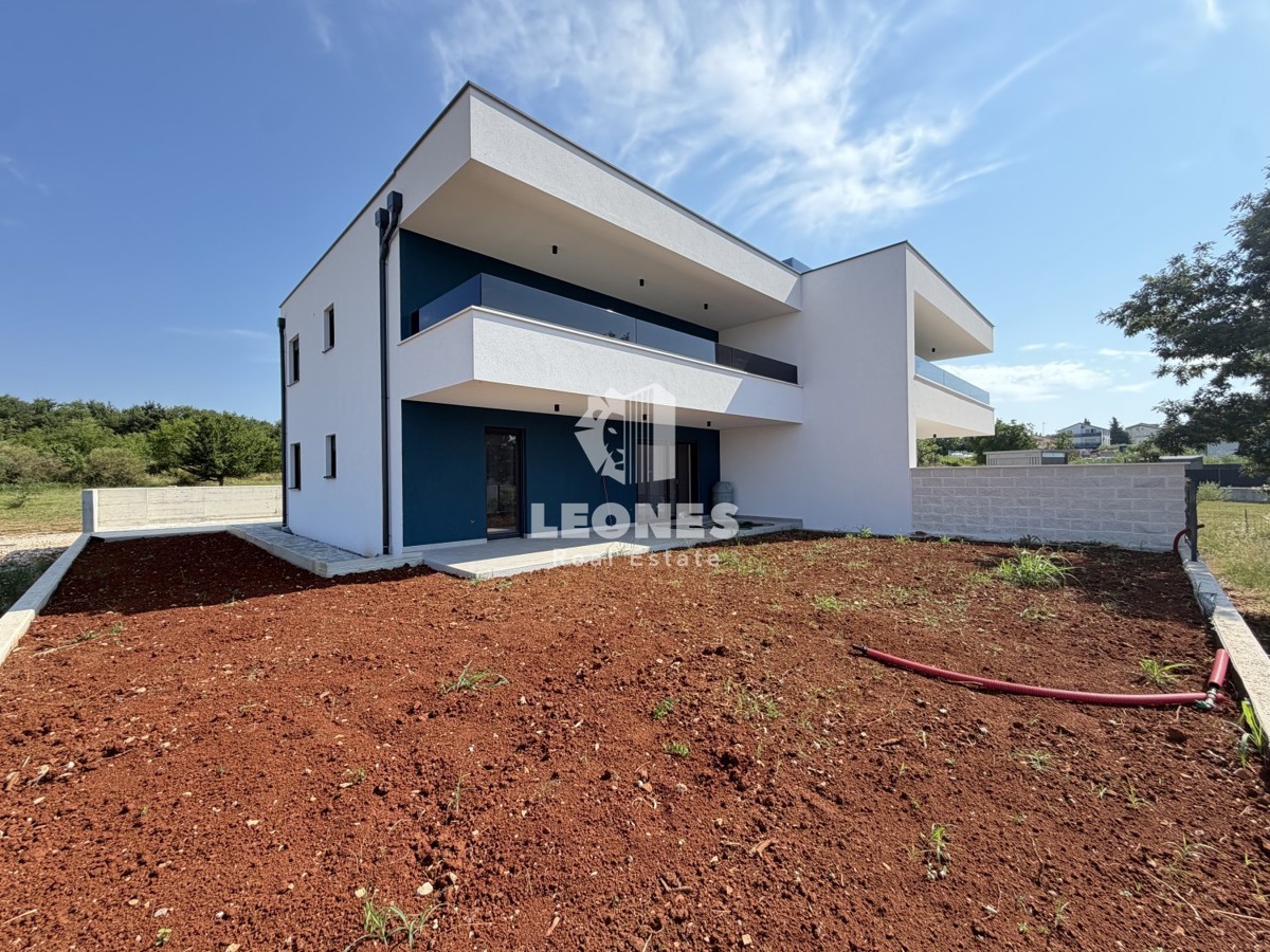 Newly built apartment with a yard and a large covered terrace in Novigrad