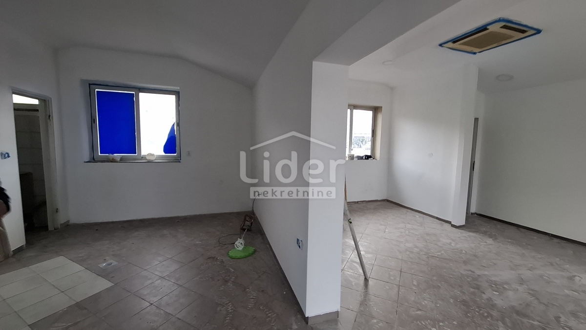 Locale commerciale VIŠKOVO, 1.100 €