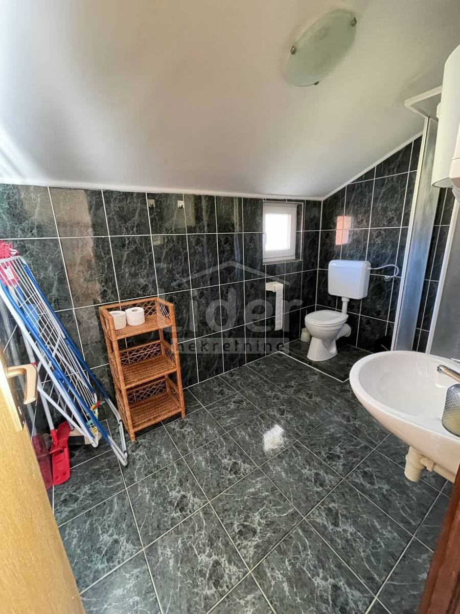 Gornji Karin samostojeća kuća sa 3 stana – 3