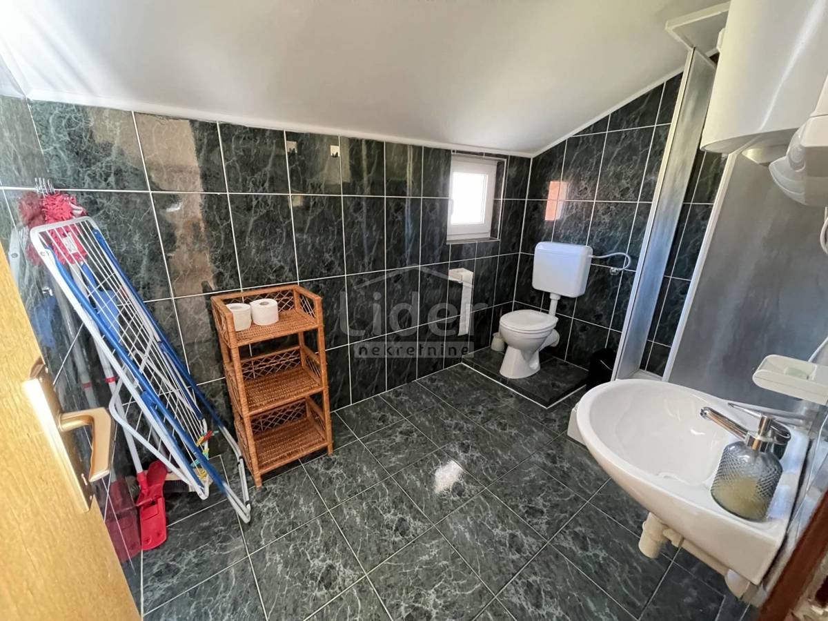 Gornji Karin samostojeća kuća sa 3 stana – 2