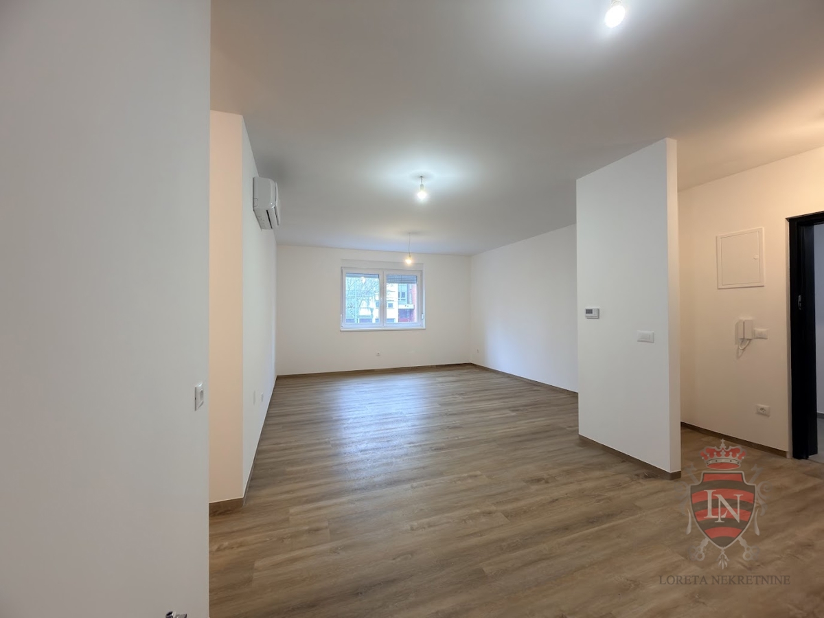 Locale commerciale ZAGREB, 930 €