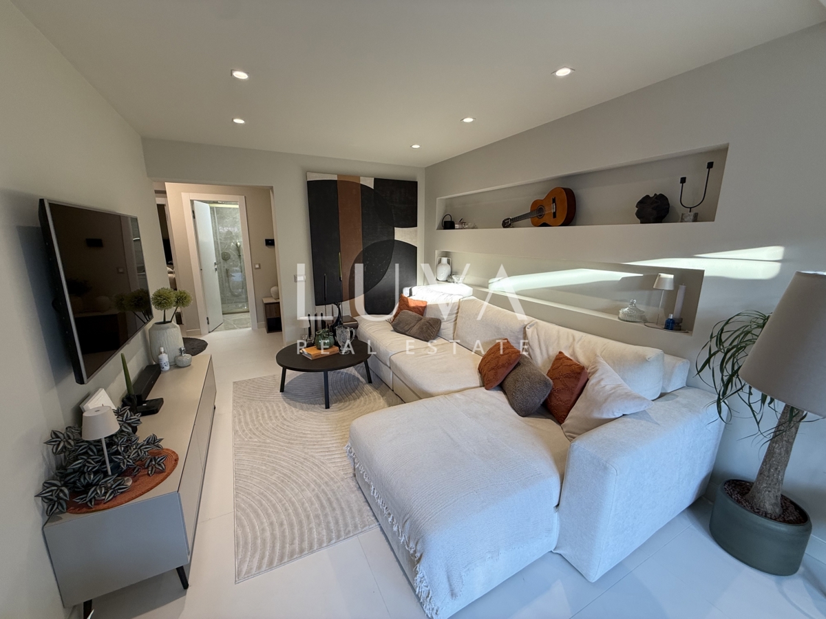 Istra, Novigrad, moderni 4S stan s vrtom i konobom, NKP 73m²