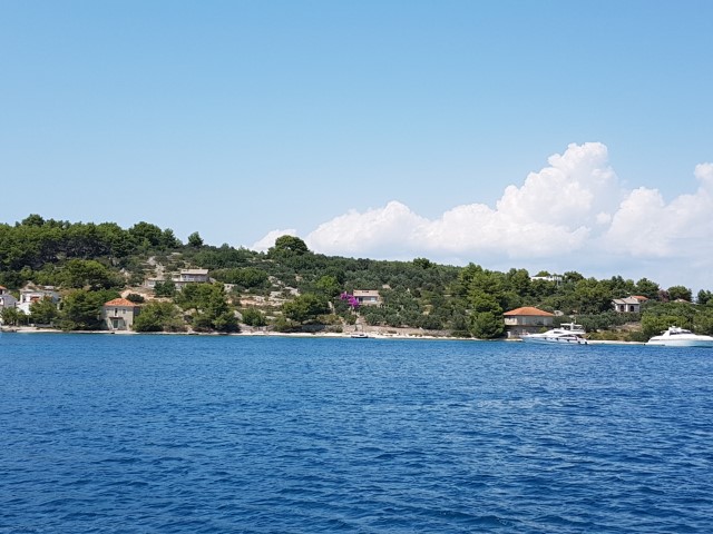 NEČUJAM