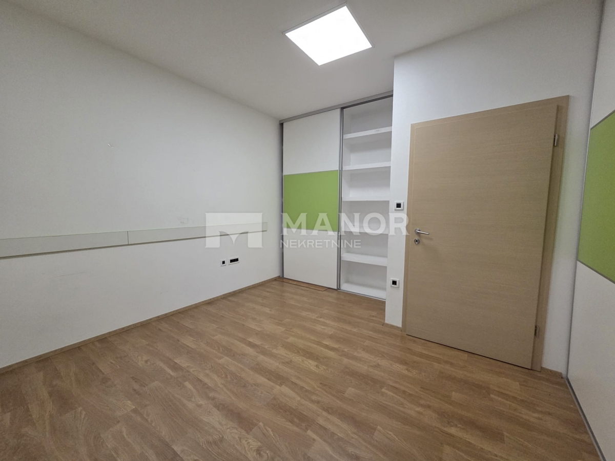 Locale commerciale RIJEKA, 420 €