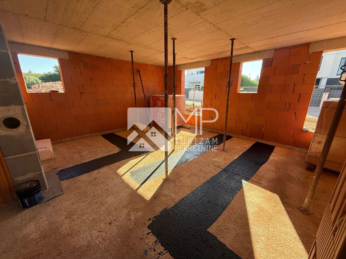 Pula – Šikići | 2SS+DB | Vrt 100 m² | 2 Parkirna mjesta | Novogradnja