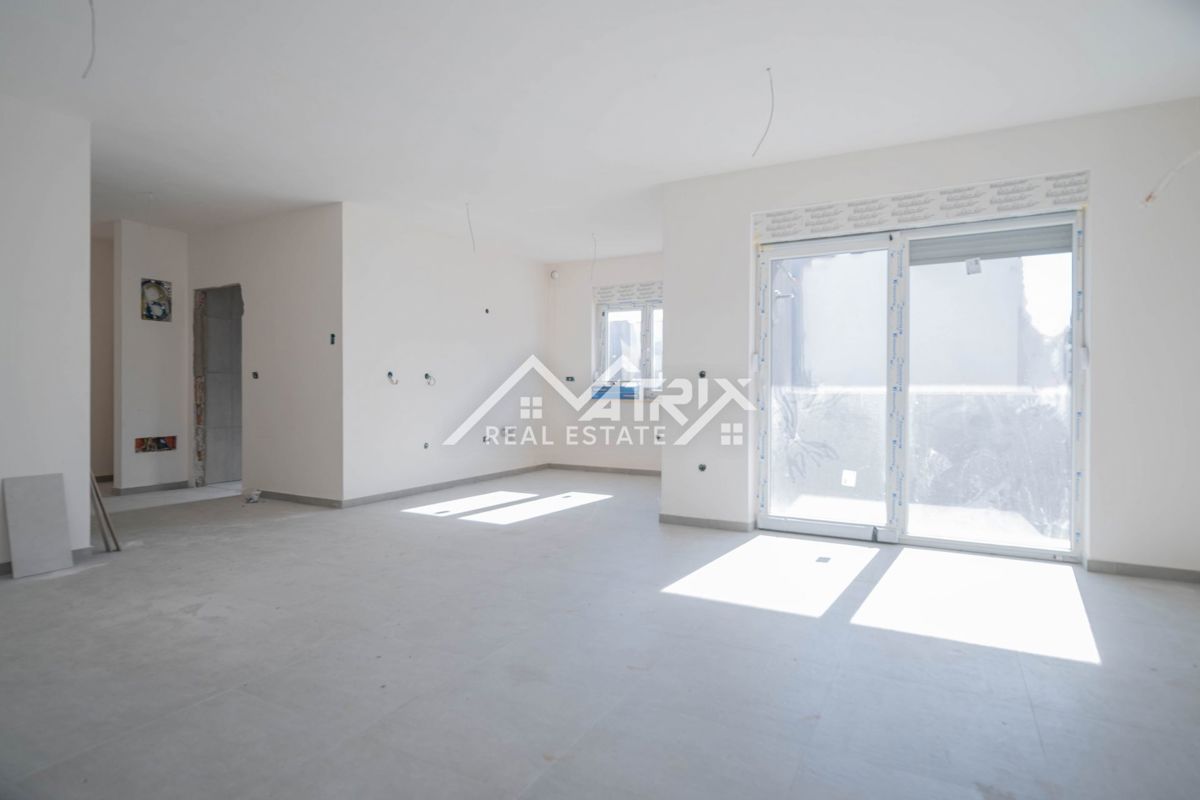 Pula, trosobni stan 90 m2 s 2 balkona i 2 garažna mjesta