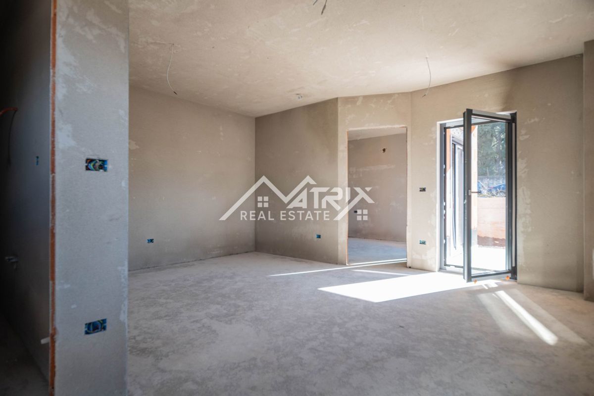 Pula, 1-bedroom ground-floor apartment with garden & parking