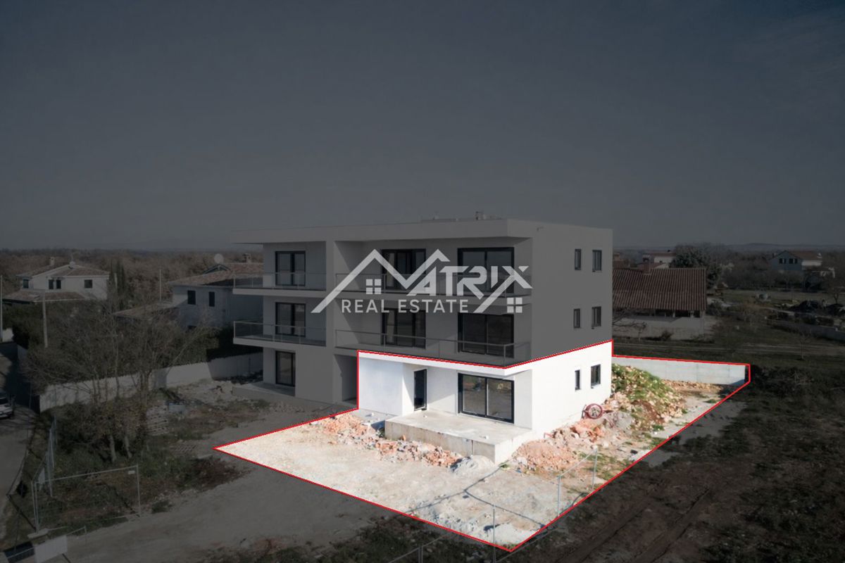 Poreč okolica, stan s 2 spavaće sobe i vrtom od 400 m2