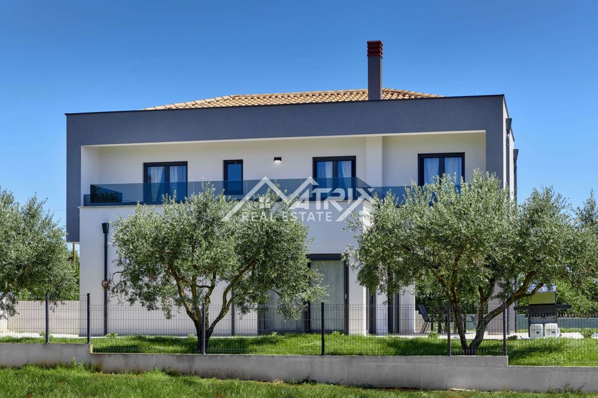 Pula Umgebung, zweistöckige Villa mit Pool und Terrasse – 3