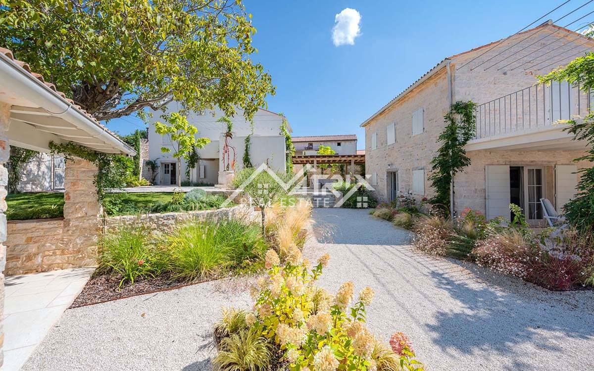 Poreč okolica, luksuzna vila s bazenom i pogledom
