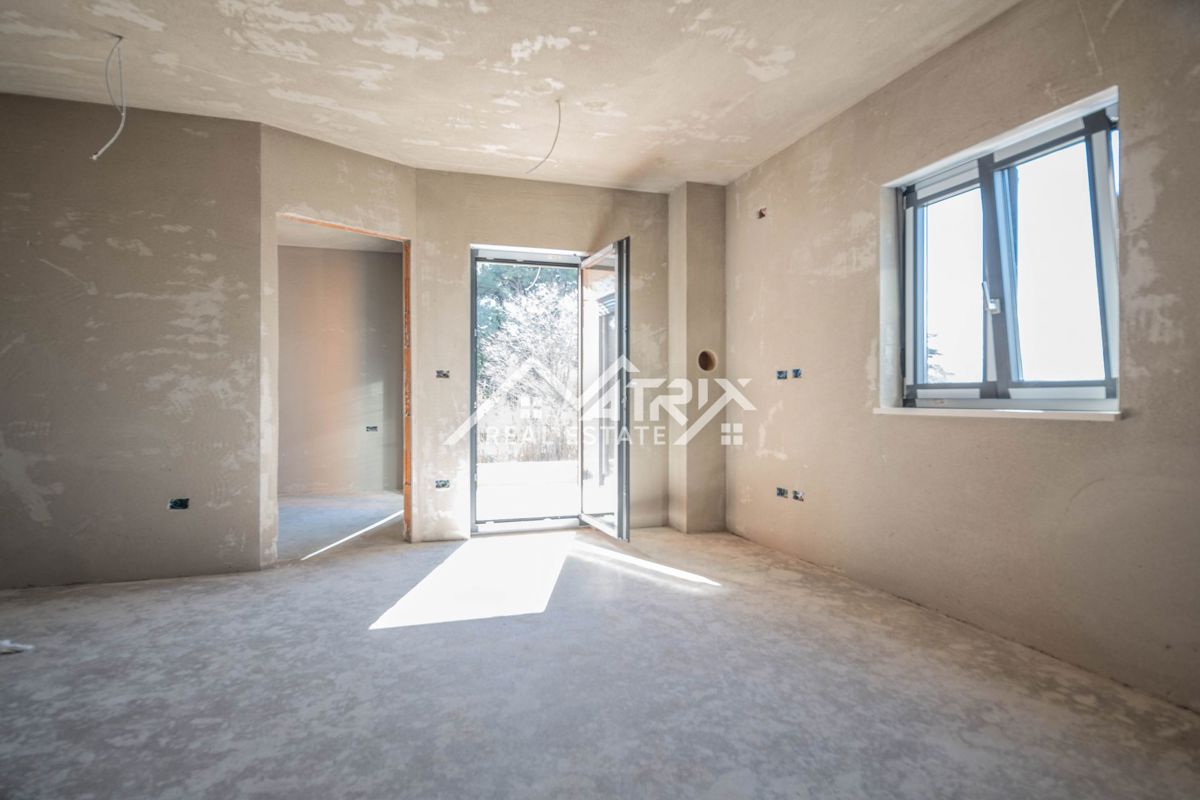 Pula, 2-bedroom apartment with terrace, parking & storage