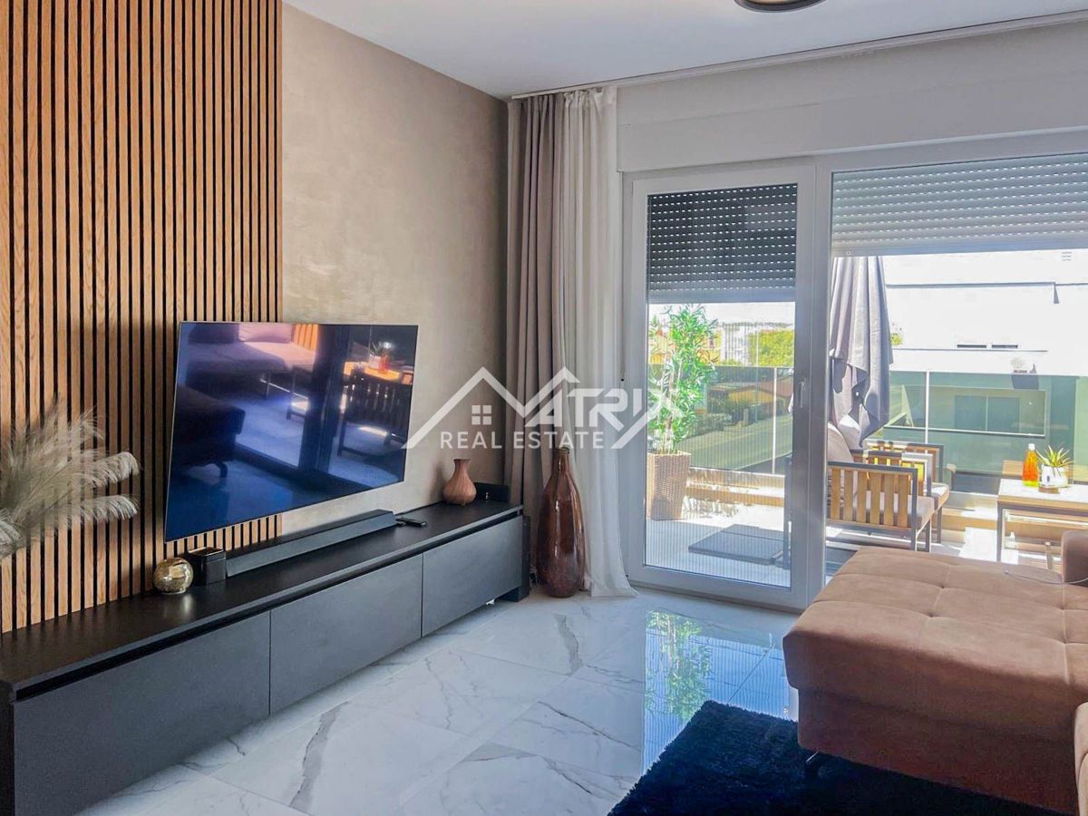 Pula, luxury apartment in prime location with terrace & parking
