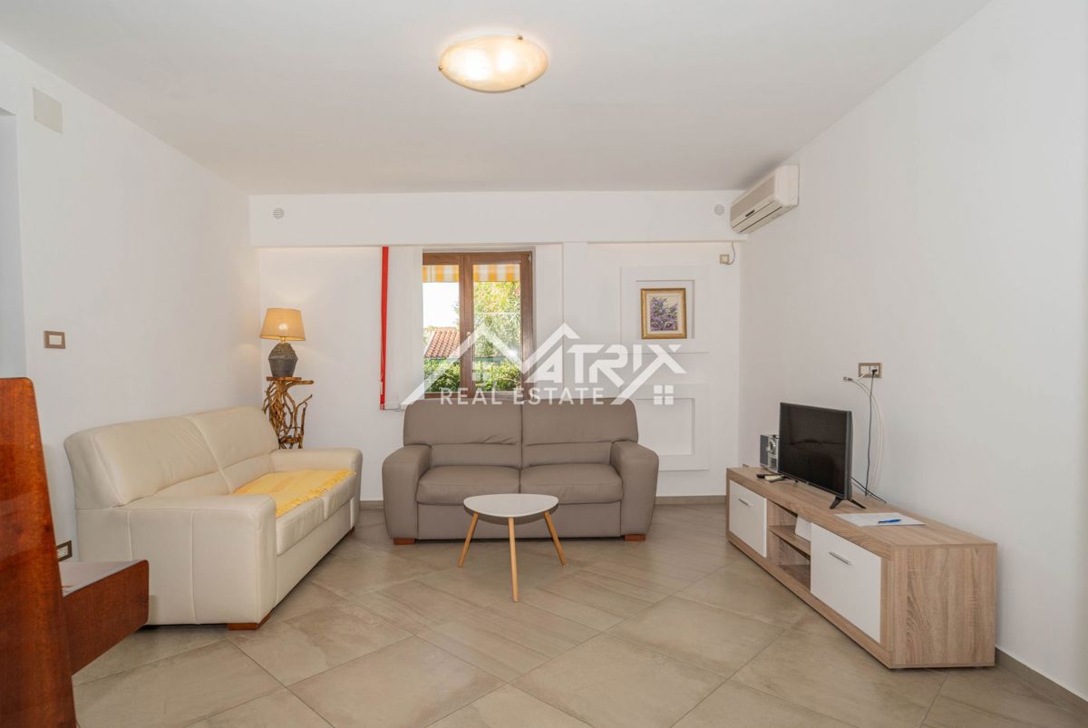Novigrad Karpinjan, pritličje družinske hiše z dvema apartmajema – 2
