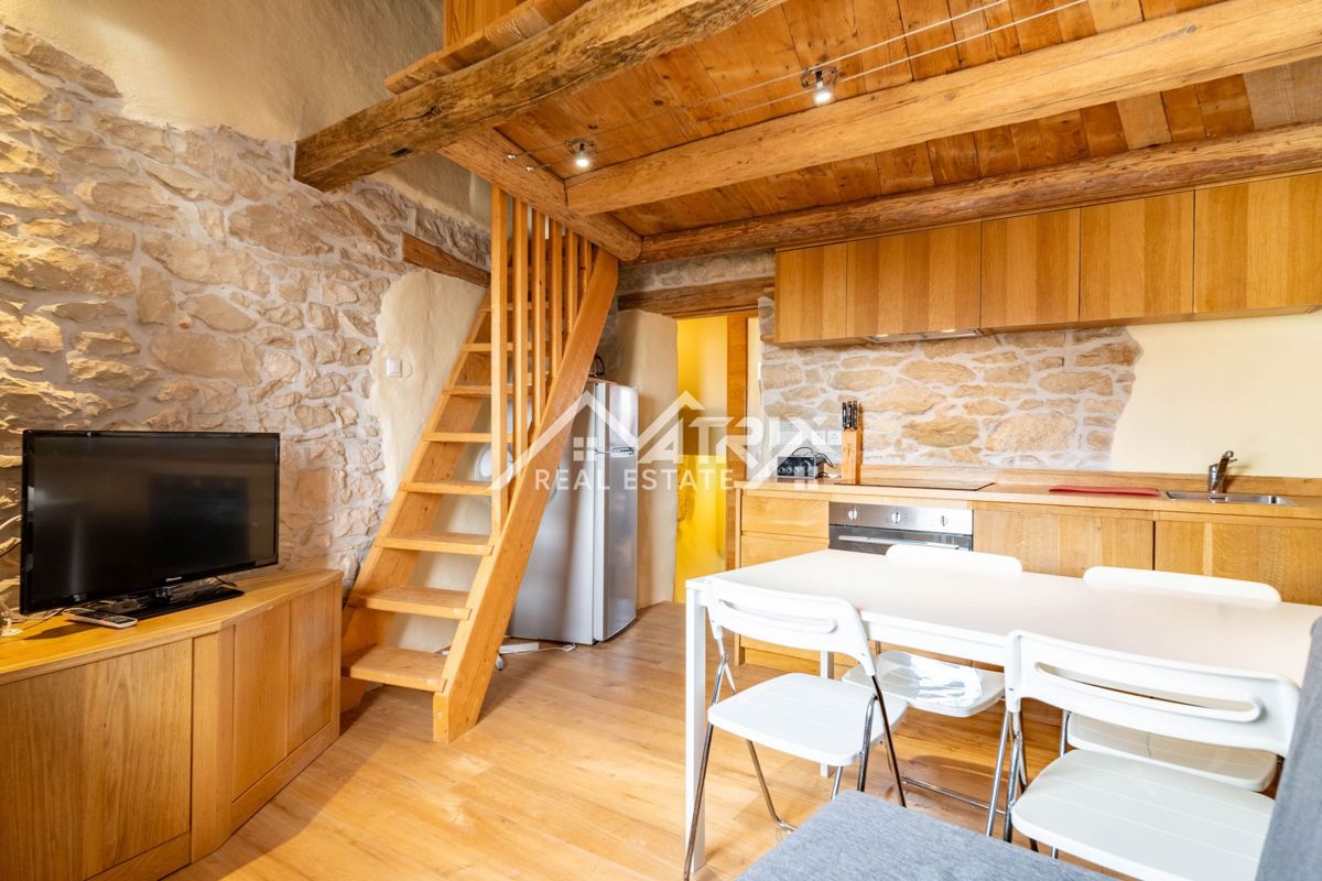 Novigrad okolica, kvalitetna kuća u centru mjesta – 3