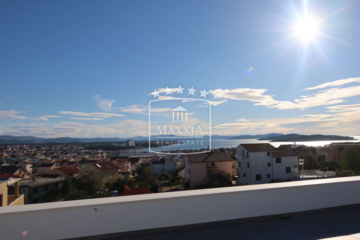 Vodice - Dvosobni apartman 99m2 s krovnom terasom i pogledom na more!! 329000€